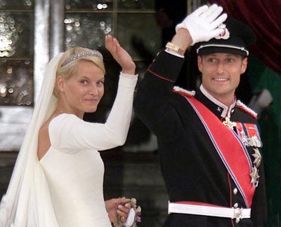 挪威王妃梅特在大婚时佩戴
