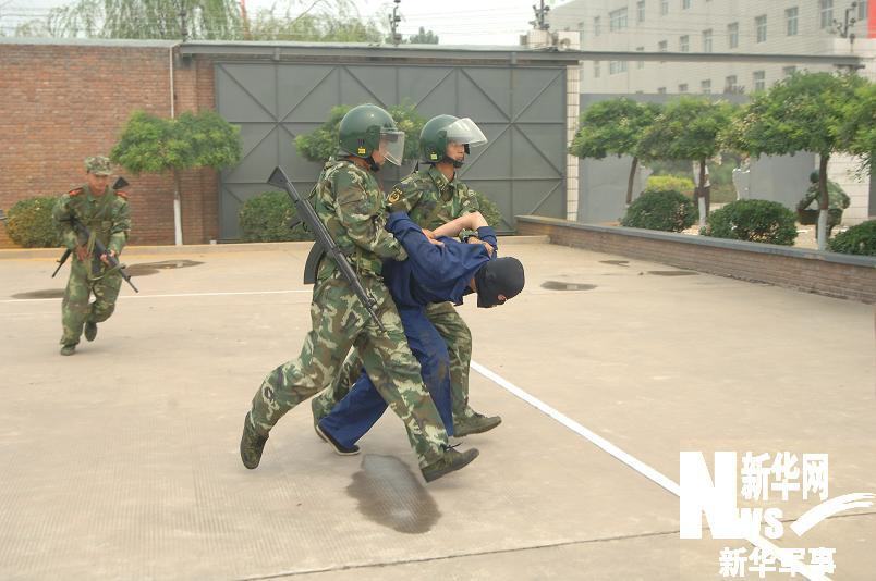 河北省军区组织民兵武器装备仓库应急反恐演练