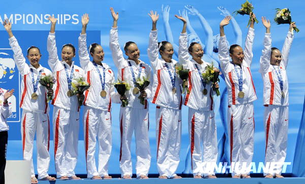 7月19日，中国队队员在颁奖仪式上