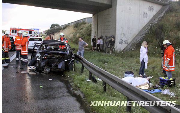 德国发生高速公路连环车祸。7月20日，在德国北部下萨克森州的不伦瑞克附近，一些警察和救援人员在车祸现场忙碌。