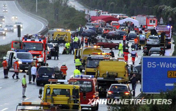 德国发生高速公路连环车祸。7月20日，在德国北部下萨克森州的不伦瑞克附近，一些警察和救援人员在车祸现场忙碌。
