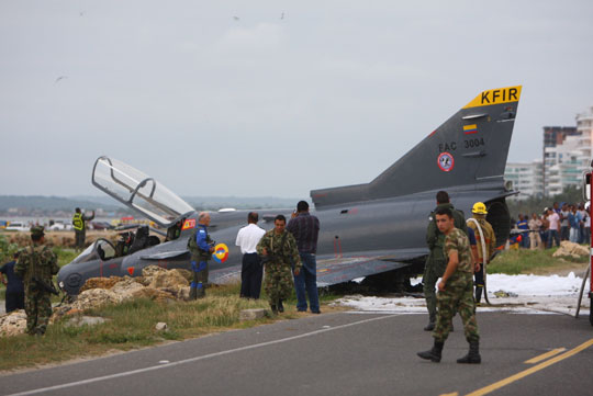 哥伦比亚一架“幼狮”战斗机坠毁[图]