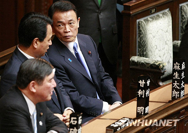 7月21日，日本首相麻生太郎（右）出席在东京国会众议院举行的全体会议。