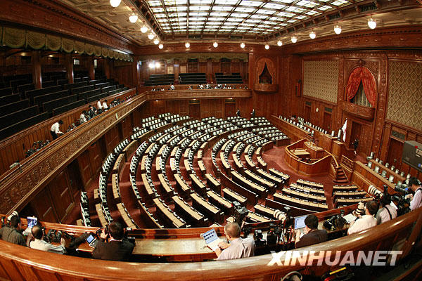  7月21日，在日本国会众议院，议员们在众议院宣告解散后离场