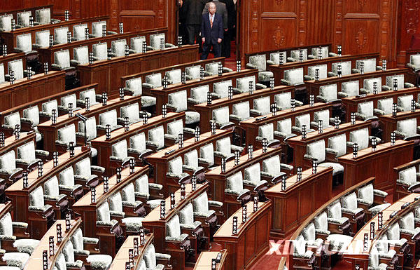 7月21日，在日本国会众议院，一位议员在众议院解散后离场时回身驻足