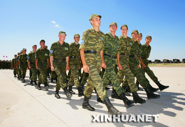 中俄联合反恐军演俄方官兵进行分列式训练[组图]