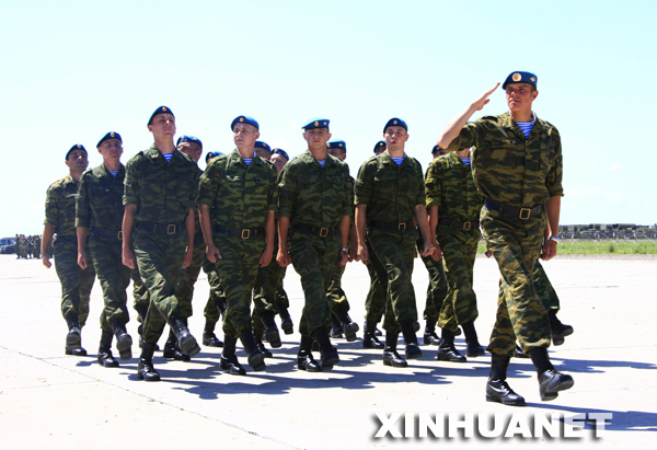 中俄聯(lián)合反恐軍演俄方官兵進行分列式訓(xùn)練[組圖]