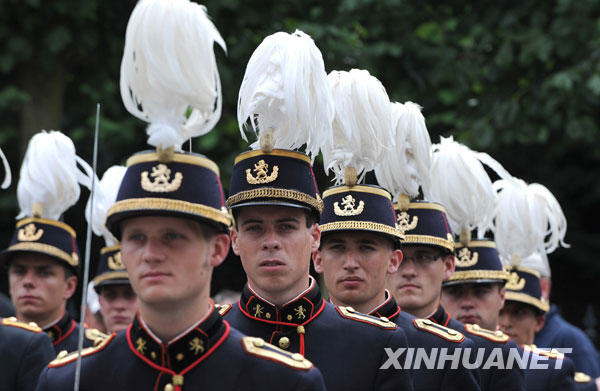 7月21日，比利时士兵在首都布鲁塞尔列队出席国庆节阅兵仪式