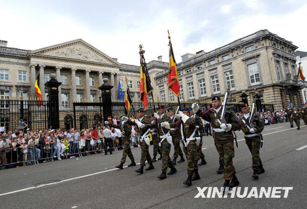  7月21日，比利时士兵在首都布鲁塞尔列队参加国庆节阅兵仪式