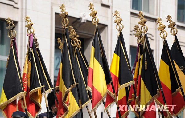 7月21日，在比利时首都布鲁塞尔，参加国庆阅兵的队列高举国旗。