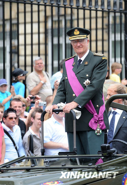  7月21日，比利时国王阿尔贝二世在首都布鲁塞尔出席国庆阅兵仪式