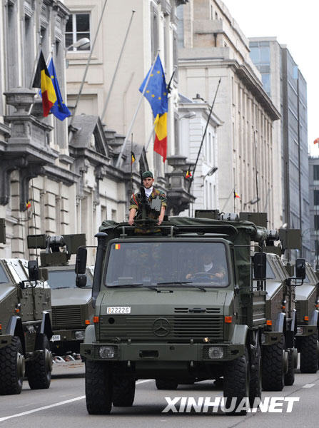 7月21日，比利时士兵驾驶军用车辆参加在首都布鲁塞尔举行的国庆节阅兵仪式