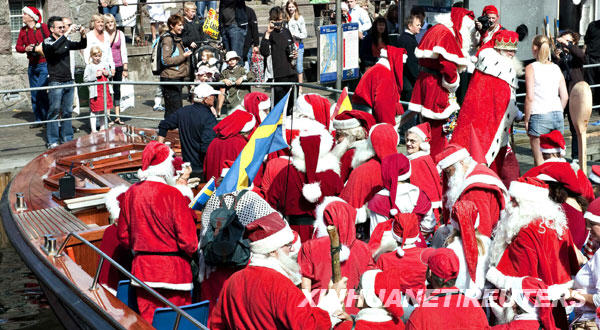  7月21日，参加2009世界圣诞老人大会的代表们到达位于丹麦首都哥本哈根的一个港口