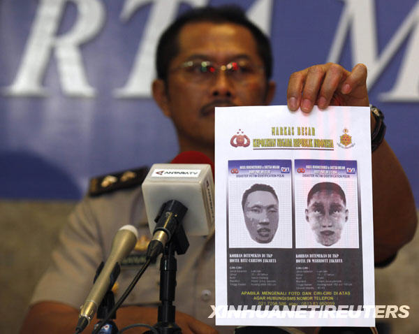 7月22日，印尼警方发言人苏卡尔纳展示两名酒店连环爆炸事件嫌疑人头像草图。印尼首都雅加达南区的万豪酒店和丽思卡尔顿酒店本月17日上午相继发生爆炸，两次爆炸造成9人死亡、61人受伤，死伤者中有近20名外国人。据印尼警方称，调查已证实两名自杀式炸弹袭击者制造了此次连环爆炸事件。 