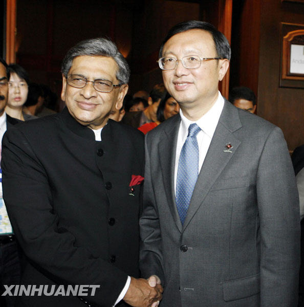 7月22日，中国外交部长杨洁篪（右）在泰国普吉会见印度外长克里希纳。当天,东亚峰会外长非正式磋商在泰国普吉举行。中国外交部长杨洁篪出席会议，并就应对国际金融危机、东北亚局势、东亚峰会合作阐述了中方立场。