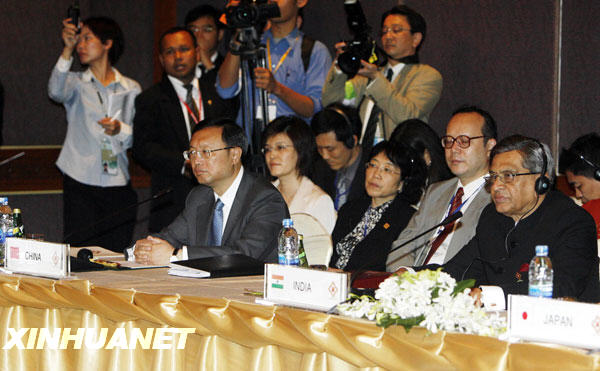 7月22日，中国外交部长杨洁篪（前左一）出席在泰国普吉举行的东亚峰会外长非正式磋商，并就应对国际金融危机、东北亚局势、东亚峰会合作阐述了中方的立场。 