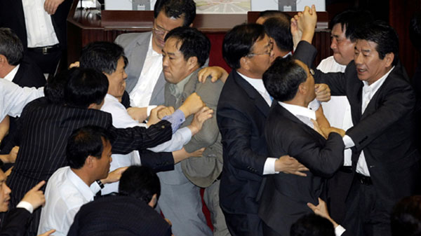 7月22日，韩国首尔，韩国国会民主党议员与大国家党议员发生争斗。