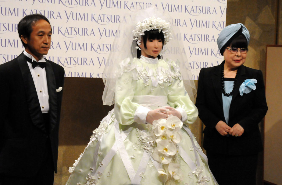 日本“新娘机器人”上演婚纱时装秀[组图]