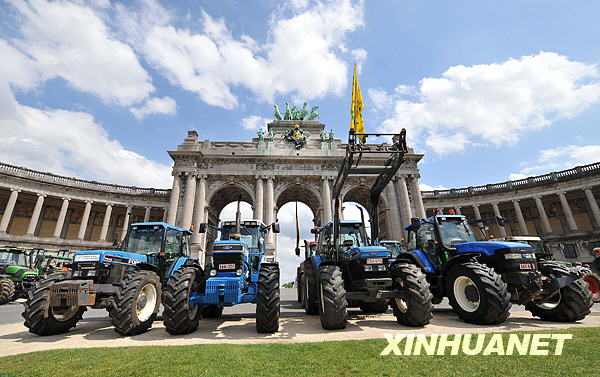 农民300多辆驾驶拖拉机进入布鲁塞尔抗议[组图]