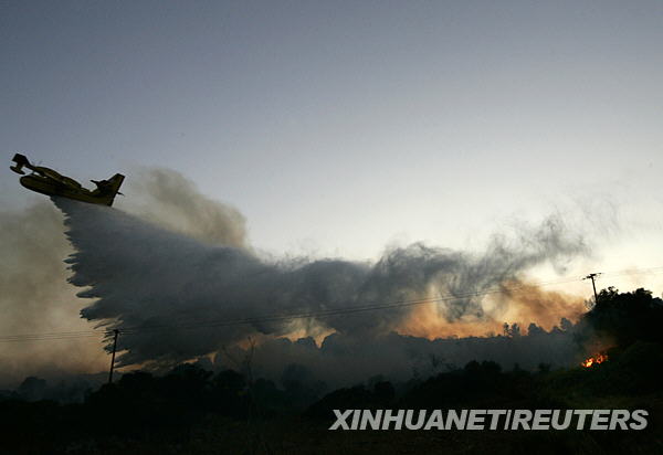 7月22日，一架飞机在距希腊首都雅典西北约130公里的阿里维利村灭火。阿里维利村当天发生森林大火