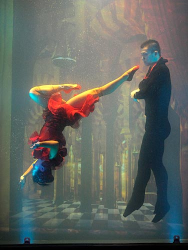 水下芭蕾舞美仑美奂[组图]