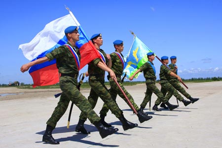 中俄联合反恐军演俄方官兵进行分列式训练