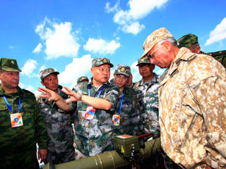 中俄两军总参谋长共同观看“和平使命-2009”军演[组图]