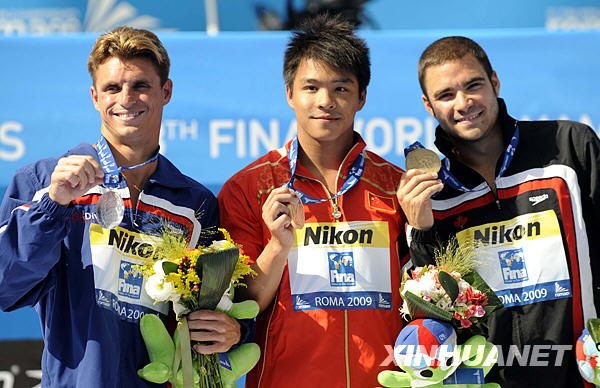  7月23日，中国选手何冲（中）、美国选手杜麦斯（左）和加拿大选手德斯帕蒂在颁奖仪式。