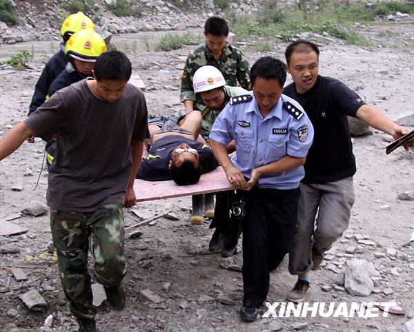 大桥桥墩 飞石 受伤人员 国道 事故现场 拍摄 汶川县 巨石 行驶 岷江