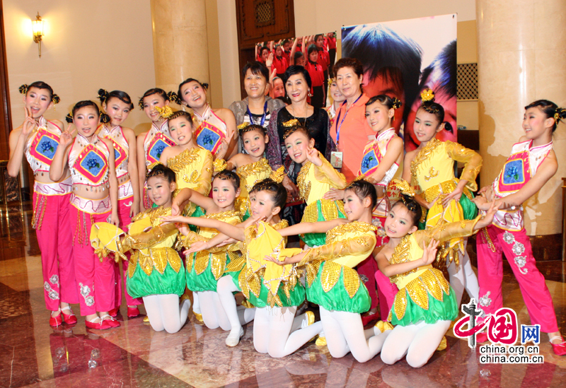 来自吉林省敦化县第六小学的18名学生与中国舞协的老师一起合影。此次表演的舞蹈《麦穗飘香》中，年龄最小的演员只有7岁。而他们的演出服装也是学生家长们一针一线缝制出来的。