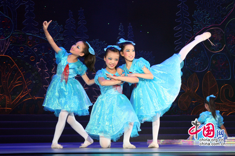 7月25日晚“向祖國彙報——全國新農村少兒舞蹈展演”在北京全國政協禮堂隆重上演。河北廊坊的小朋友們帶來了非常具有京城風韻的舞蹈《京韻花翎》。