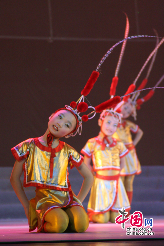 7月25日晚“向祖国汇报——全国新农村少儿舞蹈展演”在北京全国政协礼堂隆重上演。河北廊坊的小朋友们带来了非常具有京城风韵的舞蹈《京韵花翎》。