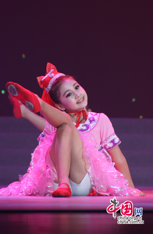 7月25日晚“向祖國彙報——全國新農村少兒舞蹈展演”在北京全國政協禮堂隆重上演。圖為新疆克拉瑪依的小朋友們帶來的《克拉瑪依河畔的笑聲》。
