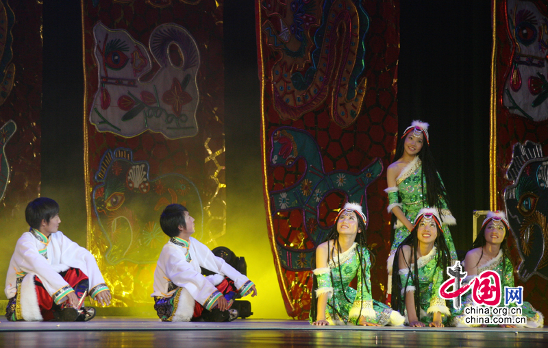 7月25日晚“向祖國彙報——全國新農村少兒舞蹈展演”在北京全國政協禮堂隆重上演。圖為來自重慶市彭水苗族土家族自治縣的小朋友們表演的極具民族特色的舞蹈《黃絲螞螞》。