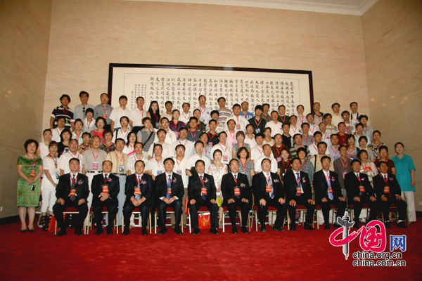 2009年7月26日，中国五台山第二十届国际旅游月新闻发布会后，出席发布会的各级领导与嘉宾合影。