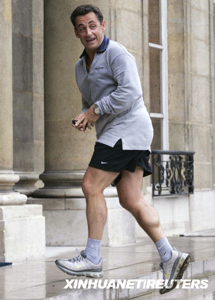 这是在法国首都巴黎，萨科齐在慢跑锻炼后返回爱丽舍宫的资料照片（2007年5月17日摄）。