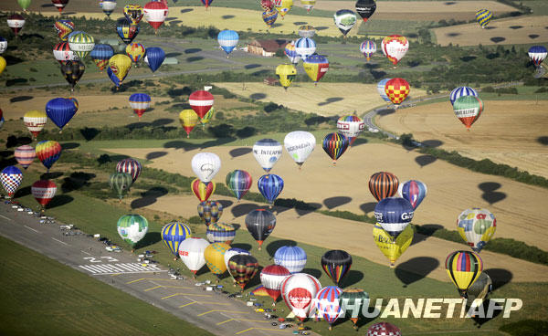7月26日，在法国东北部小镇尚博莱举行的洛林国际热气球节上，320多只热气球渐次升空。作为本届洛林国际热气球节的一项活动，320多只热气球渐次升空，试图创造一项新的世界纪录。