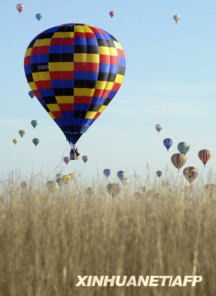 7月26日，在法国东北部小镇尚博莱举行的洛林国际热气球节上，320多只热气球升上天空。作为本届洛林国际热气球节的一项活动，320多只热气球渐次升空，试图创造一项新的世界纪录。
