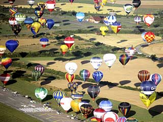 法国洛林320多只热气球升空争创世界纪录[组图]