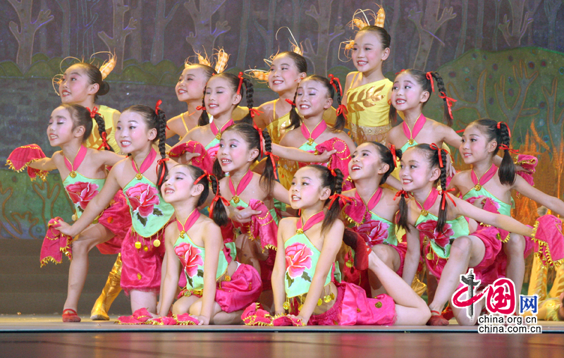 7月26日晚，第五届“小荷风采”全国少儿舞蹈展演在北京全国政协礼堂拉开帷幕。图为河北省选送的节目《希望的田野上》。