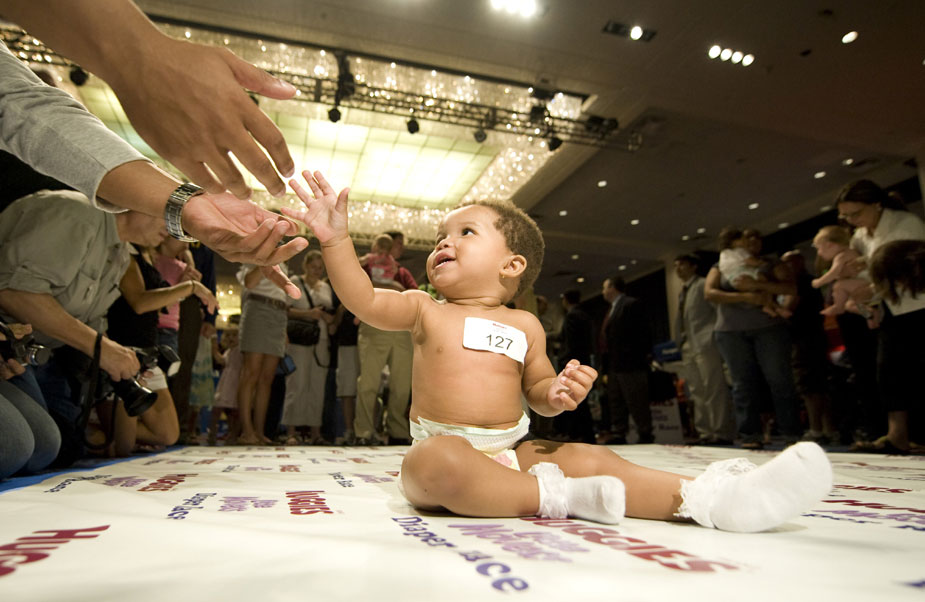纽约举行小宝宝爬行大赛 冠军赢得一年纸尿裤[组图]