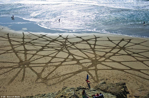 与潮水赛跑 艺术家在海滩上展现惊人画技[组图]