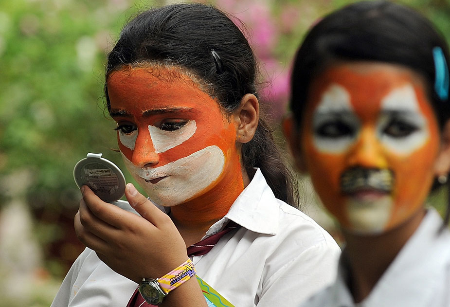 印度学生画脸谱呼吁保护野生动物[组图]