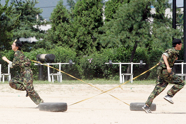 韩国数百中学生首尔美军基地参加军训夏令营[组图]