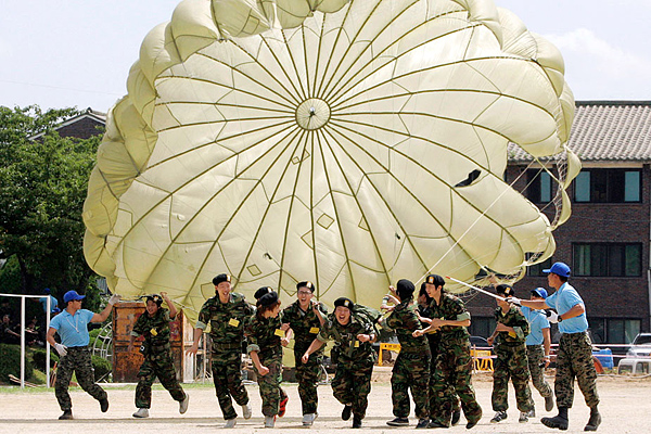 南韓數百中學生首爾美軍基地參加軍訓夏令營[組圖]