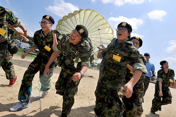 南韓數百中學生首爾美軍基地參加軍訓夏令營[組圖]