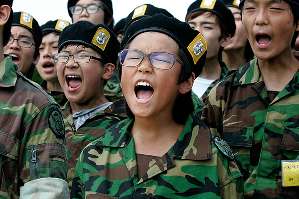 韩国数百中学生首尔美军基地参加军训夏令营[组图]