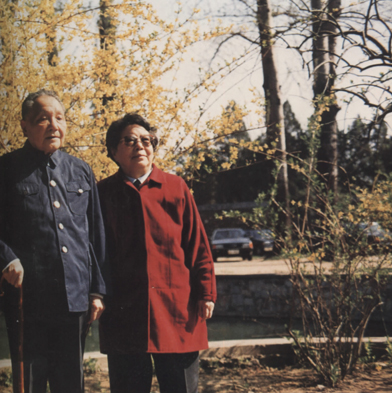 邓小平和卓琳在北京玉泉山迎春（资料图片）
