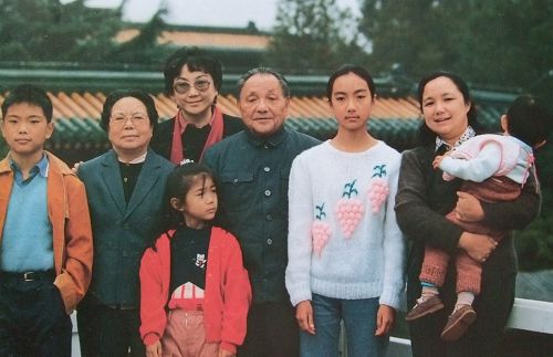 邓小平夫妇同邓楠、毛毛及孙辈们合影。