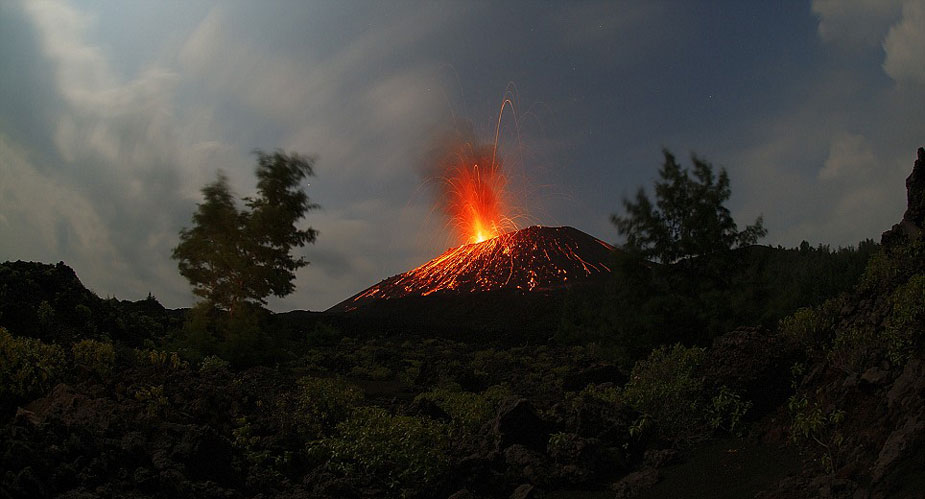 摄影师拍下火山喷发的震撼照片组图